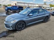 ✅ 2025 Volkswagen Jetta SE • VIN: 3VW7X7BU4SM041201 • Лот: 71414785. Опубликован ранее на Copart с пробегом 12 534 миль. Бесплатный доступ к архиву аукционных продаж из США и подробный отчёт об истории автомобиля на DreamBid. Изображение 1.