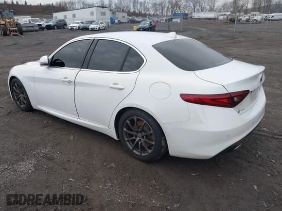 ✅ 2017 Alfa Romeo Giulia • VIN: ZARFAEBN3H7543199 • Lot: 43788491. Listed on IAAI with 153,938 mi. Free auction sales archive from the USA and detailed vehicle history report at DreamBid. Image 3.