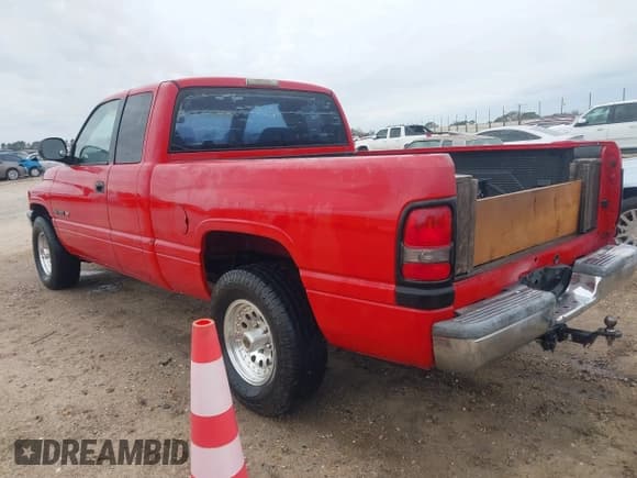 ✅ 2001 Dodge 1500 • VIN: 1B7HC13Y61J584322 • Lot: 43827399. Listed on IAAI with 225,484 mi. Free auction sales archive from the USA and detailed vehicle history report at DreamBid. Image 3.