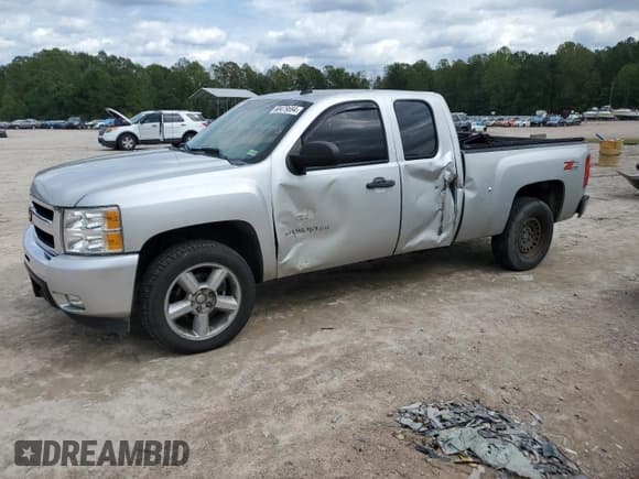 ✅ 2011 Chevrolet Silverado 1500 LT • VIN: 1GCRKSE31BZ283524 • Lot: 68479694. Listed on Copart with 122,843 mi. Free auction sales archive from the USA and detailed vehicle history report at DreamBid. Image 1.