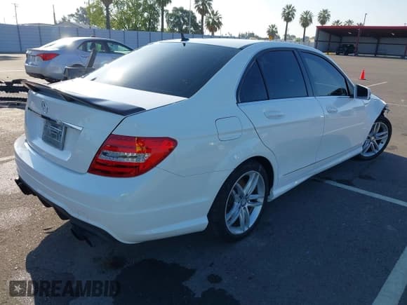 ✅ 2014 Mercedes-Benz C 250 Sport • VIN: WDDGF4HB6EA956276 • Lot: 42111034. Wystawiony na IAAI z przebiegiem 90 396 mil. Bezpłatny archiwum sprzedaży aukcyjnych z USA i szczegółowy raport historii pojazdu na DreamBid. Zdjęcie 4.