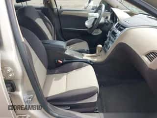 2012 Chevrolet Malibu 1LS z VIN 1G1ZB5E04CF206553, wystawiony jako IAAI lot #42997099 z przebiegiem 66 712 mil mil oraz . Historia ofert i sprzedaży dostępna na DreamBid. Obrazek 5.