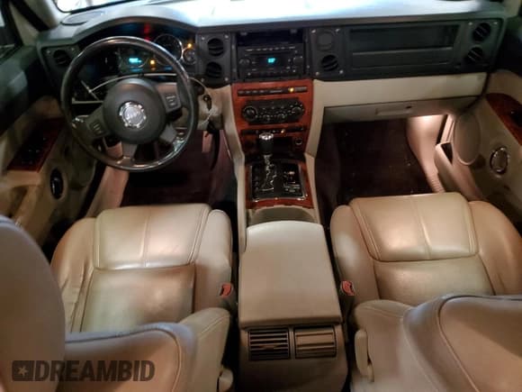 ✅ 2006 Jeep Commander Limited • VIN: 1J8HG58N06C181077 • Lot: 70541035. Wystawiony na Copart z przebiegiem 158 030 mil. Bezpłatny archiwum sprzedaży aukcyjnych z USA i szczegółowy raport historii pojazdu na DreamBid. Zdjęcie 8.