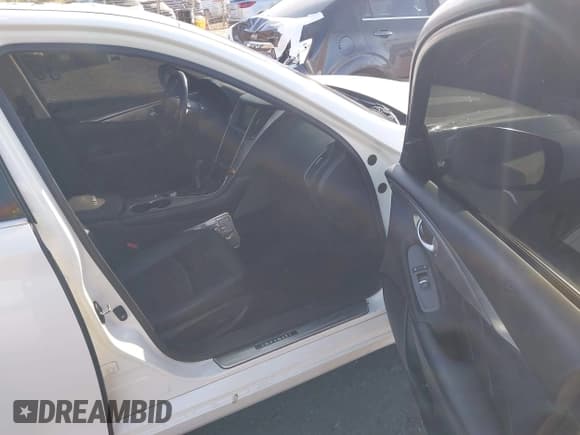 ✅ 2016 Infiniti Q50 Premium • VIN: JN1EV7AR4GM341808 • Lot: 43196426. Wystawiony na IAAI z przebiegiem 118 988 mil. Bezpłatny archiwum sprzedaży aukcyjnych z USA i szczegółowy raport historii pojazdu na DreamBid. Zdjęcie 5.