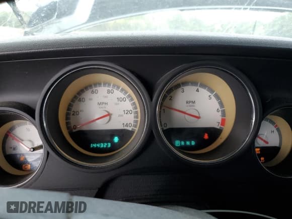 ✅ 2010 Dodge Challenger SE • VIN: 2B3CJ4DV8AH225045 • Lot: 85713465. Wystawiony na Copart z przebiegiem 144 323 mil. Bezpłatny archiwum sprzedaży aukcyjnych z USA i szczegółowy raport historii pojazdu na DreamBid. Zdjęcie 9.