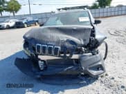 ✅ 2019 Jeep Cherokee Latitude • VIN: 1C4PJLCB4KD444570 • Lot: 36044886. Wystawiony na IAAI z przebiegiem 85 230 mil. Bezpłatny archiwum sprzedaży aukcyjnych z USA i szczegółowy raport historii pojazdu na DreamBid. Zdjęcie 12.