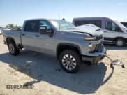 ✅ 2025 Chevrolet Silverado 2500HD Custom • VIN: 2GC4KME7XS1122705 • Lot: 56422895. Wystawiony na Copart z przebiegiem 7 276 mil. Bezpłatny archiwum sprzedaży aukcyjnych z USA i szczegółowy raport historii pojazdu na DreamBid. Zdjęcie 4.