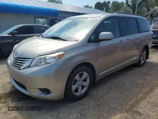 ✅ 2017 Toyota Sienna LE Auto Access Seat • VIN: 5TDKZ3DC1HS886861 • Lot: 71368765. Wystawiony na Copart z przebiegiem 128 812 mil. Bezpłatny archiwum sprzedaży aukcyjnych z USA i szczegółowy raport historii pojazdu na DreamBid. Zdjęcie 1.