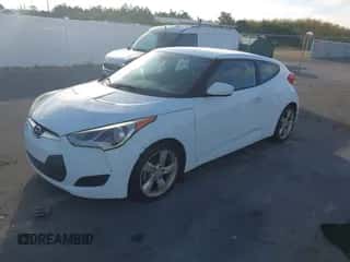 2015 Hyundai Veloster RE:FLEX z VIN KMHTC6AD8FU228964, wystawiony jako IAAI lot #43564954 z przebiegiem 134 634 mil mil oraz . Historia ofert i sprzedaży dostępna na DreamBid. Obrazek 2.
