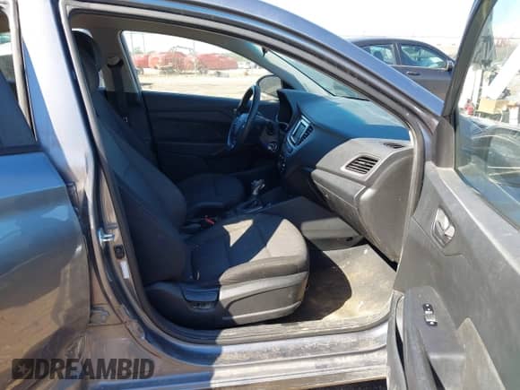 2019 Hyundai Accent SE z VIN 3KPC24A38KE080617, wystawiony jako IAAI lot #43469463 z przebiegiem 156 782 mil mil oraz . Historia ofert i sprzedaży dostępna na DreamBid. Obrazek 5.