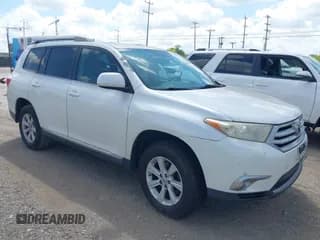 ✅ 2011 Toyota Highlander • VIN: 5TDZK3EH6BS045879 • Лот: 42608656. Опубликован ранее на IAAI с пробегом 228 286 миль. Бесплатный доступ к архиву аукционных продаж из США и подробный отчёт об истории автомобиля на DreamBid. Изображение 1.