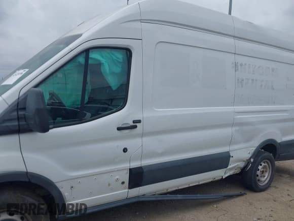 ✅ 2018 Ford Transit • VIN: 1FTBW3XMXJKB24221 • Lot: 42425978. Wystawiony na IAAI z przebiegiem 77 666 mil. Bezpłatny archiwum sprzedaży aukcyjnych z USA i szczegółowy raport historii pojazdu na DreamBid. Zdjęcie 18.