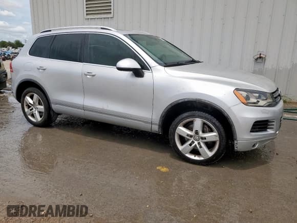 ✅ 2013 Volkswagen Touareg Exec • VIN: WVGEF9BP9DD011432 • Lot: 61800405. Listed on Copart with 187,342 mi. Free auction sales archive from the USA and detailed vehicle history report at DreamBid. Image 4.