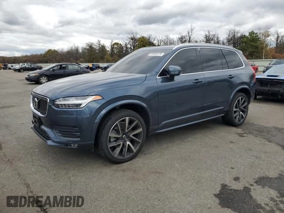 ✅ 2021 Volvo XC90 Momentum • VIN: YV4A221K2M1682645 • Lot: 84994575. Wystawiony na Copart z przebiegiem 39 483 mil. Bezpłatny archiwum sprzedaży aukcyjnych z USA i szczegółowy raport historii pojazdu na DreamBid. Zdjęcie 1.