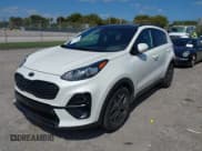 ✅ 2022 Kia Sportage Nightfall • VIN: KNDP63ACXN7997871 • Lot: 42045457. Wystawiony na IAAI z przebiegiem 15 915 mil. Bezpłatny archiwum sprzedaży aukcyjnych z USA i szczegółowy raport historii pojazdu na DreamBid. Zdjęcie 18.