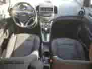 2015 Chevrolet Sonic LT z VIN 1G1JC6SH4F4135588, wystawiony jako Copart lot #67280294 z przebiegiem 108 128 mil mil oraz Szkoda całkowita • Salvage title. Historia ofert i sprzedaży dostępna na DreamBid. Obrazek 8.