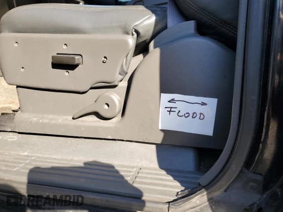 ✅ 2004 Chevrolet Silverado 1500 • VIN: 1GCEC19T94Z308172 • Lot: 92739045. Wystawiony na Copart z przebiegiem 370 712 mil. Bezpłatny archiwum sprzedaży aukcyjnych z USA i szczegółowy raport historii pojazdu na DreamBid. Zdjęcie 12.