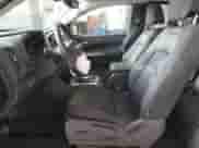 2019 Chevrolet Colorado 4WD LT z VIN 1GCHTCEN4K1117934, wystawiony jako Copart lot #54202725 z przebiegiem 59 212 mil mil oraz Szkoda całkowita • Salvage title. Historia ofert i sprzedaży dostępna na DreamBid. Obrazek 7.