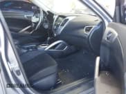 ✅ 2017 Hyundai Veloster Value Edition • VIN: KMHTC6AD4HU309804 • Lot: 43441272. Wystawiony na IAAI z przebiegiem 99 124 mil. Bezpłatny archiwum sprzedaży aukcyjnych z USA i szczegółowy raport historii pojazdu na DreamBid. Zdjęcie 5.