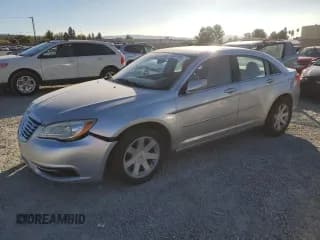 ✅ 2012 Chrysler 200 LX • VIN: 1C3CCBAB4CN199792 • Лот: 91204145. Опубликован ранее на Copart с пробегом 137 202 миль. Бесплатный доступ к архиву аукционных продаж из США и подробный отчёт об истории автомобиля на DreamBid. Изображение 1.