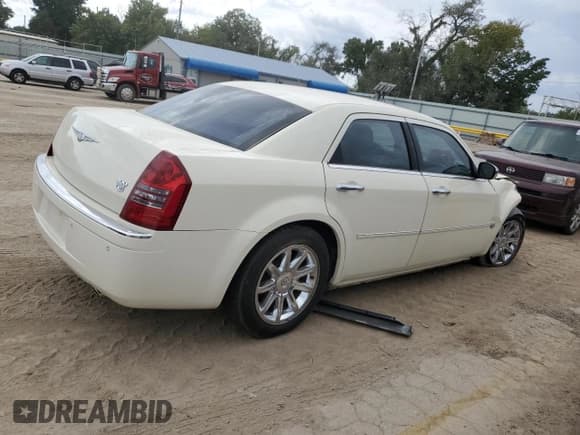 ✅ 2005 Chrysler 300 C • VIN: 2C3AA63H05H660262 • Lot: 85359365. Wystawiony na Copart z przebiegiem 123 851 mil. Bezpłatny archiwum sprzedaży aukcyjnych z USA i szczegółowy raport historii pojazdu na DreamBid. Zdjęcie 3.
