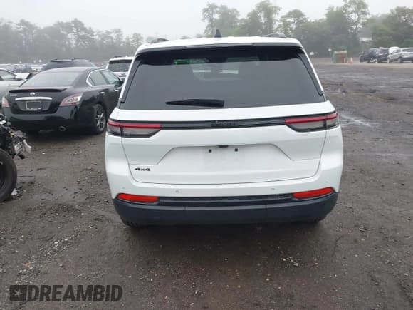 ✅ 2025 Jeep Grand Cherokee Altitude X • VIN: 1C4RJHAG1SC270046 • Лот: 42517002. Опубликован ранее на IAAI с пробегом 8 415 миль. Бесплатный доступ к архиву аукционных продаж из США и подробный отчёт об истории автомобиля на DreamBid. Изображение 16.