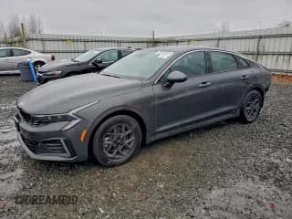 ✅ 2025 Kia K5 LXS • VIN: KNAG24J7XS5364795 • Lot: 94486695. Wystawiony na Copart z przebiegiem 15 609 mil. Bezpłatny archiwum sprzedaży aukcyjnych z USA i szczegółowy raport historii pojazdu na DreamBid. Zdjęcie 1.