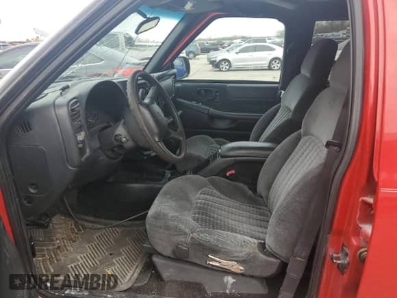 2000 Chevrolet Blazer LS with VIN 1GNDT13W1Y2343101, listed as a Copart auction lot 79671824 with 183,382 mi miles and Salvage title. Bid and sale history available at DreamBid. Image 7.