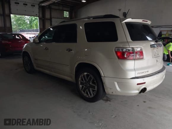 ✅ 2012 GMC Acadia Denali • VIN: 1GKKVTED2CJ257042 • Lot: 43771651. Listed on IAAI with 217,106 mi. Free auction sales archive from the USA and detailed vehicle history report at DreamBid. Image 3.