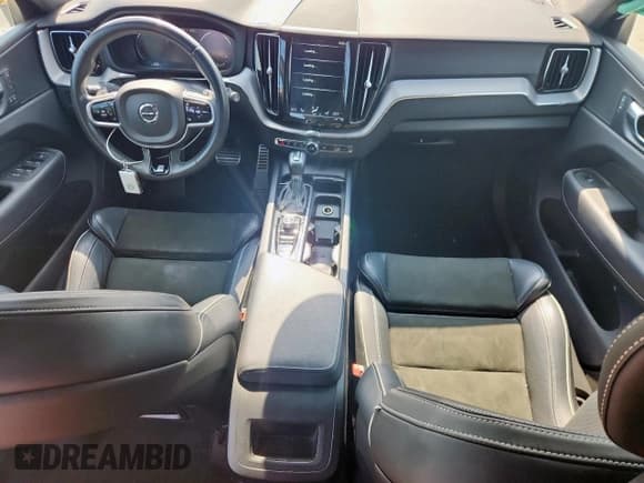 ✅ 2018 Volvo XC60 R-Design • VIN: LYVA22RM9JB117015 • Lot: 83844395. Listed on Copart with 38,796 mi. Free auction sales archive from the USA and detailed vehicle history report at DreamBid. Image 8.