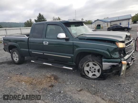 ✅ 2006 Chevrolet Silverado 1500 LS • VIN: 2GCEK19B561266573 • Lot: 71420804. Wystawiony na Copart z przebiegiem 153 471 mil mil. Skorzystaj z bezpłatnego archiwum sprzedaży aukcyjnych z USA i zobacz szczegółowy raport historii pojazdu na DreamBid. Zdjęcie 4.