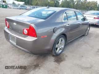 2012 Chevrolet Malibu 1LT z VIN 1G1ZC5E01CF306817, wystawiony jako IAAI lot #43376384 z przebiegiem 126 966 mil mil oraz . Historia ofert i sprzedaży dostępna na DreamBid. Obrazek 4.