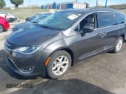 ✅ 2017 Chrysler Pacifica Touring L • VIN: 2C4RC1BG3HR708789 • Lot: 43592303. Wystawiony na IAAI z przebiegiem 78 581 mil. Bezpłatny archiwum sprzedaży aukcyjnych z USA i szczegółowy raport historii pojazdu na DreamBid. Zdjęcie 2.