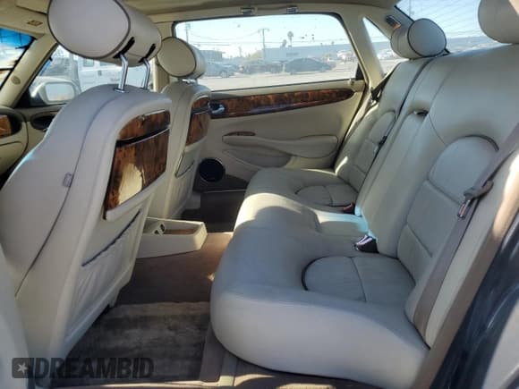 ✅ 2002 Jaguar XJ Vanden Plas • VIN: SAJDA24C52LF42702 • Лот: 41927545. Опубликован ранее на Copart с пробегом Не указан. Бесплатный доступ к архиву аукционных продаж из США и подробный отчёт об истории автомобиля на DreamBid. Изображение 10.