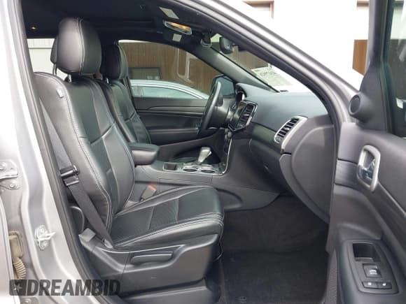 ✅ 2019 Jeep Grand Cherokee Altitude • VIN: 1C4RJFAG2KC563247 • Lot: 41479926. Wystawiony na IAAI z przebiegiem 81 288 mil. Bezpłatny archiwum sprzedaży aukcyjnych z USA i szczegółowy raport historii pojazdu na DreamBid. Zdjęcie 5.