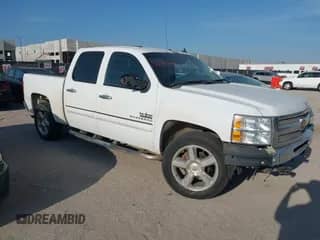 2012 Chevrolet Silverado 1500 LT z VIN 3GCPCSE06CG120072, wystawiony jako IAAI lot #42797651 z przebiegiem 240 743 mil mil oraz . Historia ofert i sprzedaży dostępna na DreamBid. Obrazek 1.