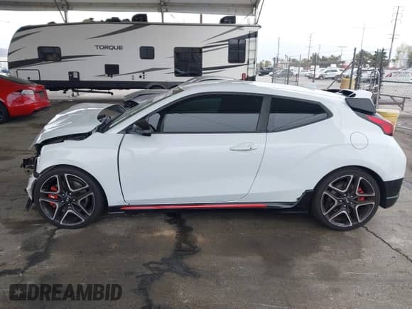 2020 Hyundai Veloster z VIN KMHT36AH6LU008009, wystawiony jako IAAI lot #41775605 z przebiegiem 84 029 mil mil oraz . Historia ofert i sprzedaży dostępna na DreamBid. Obrazek 14.