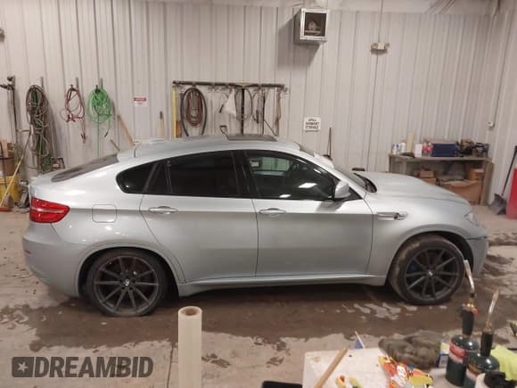 ✅ 2014 BMW X6 M • VIN: 5YMGZ0C52E0C40700 • Лот: 41510398. Опубликован ранее на IAAI с пробегом 96 036 миль. Бесплатный доступ к архиву аукционных продаж из США и подробный отчёт об истории автомобиля на DreamBid. Изображение 14.