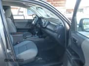 ✅ 2021 Toyota Tacoma SR • VIN: 3TYRX5GN8MT006430 • Lot: 43588076. Wystawiony na IAAI z przebiegiem 80 995 mil. Bezpłatny archiwum sprzedaży aukcyjnych z USA i szczegółowy raport historii pojazdu na DreamBid. Zdjęcie 5.