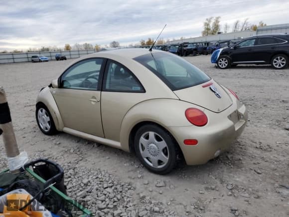✅ 2001 Volkswagen Beetle GLS • VIN: 3VWCB21C11M463238 • Lot: 91446615. Listed on Copart with 51,962 mi. Free auction sales archive from the USA and detailed vehicle history report at DreamBid. Image 2.