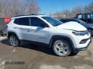 ✅ 2023 Jeep Compass Altitude • VIN: 3C4NJDBN9PT529365 • Lot: 41600013. Wystawiony na IAAI z przebiegiem 9 568 mil. Bezpłatny archiwum sprzedaży aukcyjnych z USA i szczegółowy raport historii pojazdu na DreamBid. Zdjęcie 13.