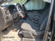 ✅ 2021 Chevrolet Silverado 1500 Custom Trail Boss • VIN: 3GCPYCEF5MG194516 • Lot: 62796633. Wystawiony na Copart z przebiegiem 61 451 mil. Bezpłatny archiwum sprzedaży aukcyjnych z USA i szczegółowy raport historii pojazdu na DreamBid. Zdjęcie 7.