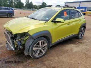 ✅ 2020 Hyundai Kona Limited • VIN: KM8K33A58LU591487 • Лот: 64330205. Опубликован ранее на Copart с пробегом 61 935 миль. Бесплатный доступ к архиву аукционных продаж из США и подробный отчёт об истории автомобиля на DreamBid. Изображение 1.