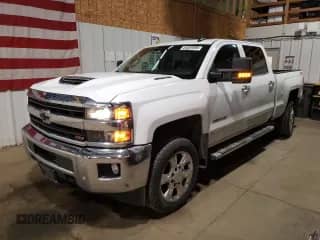 2018 Chevrolet Silverado 2500HD LTZ z VIN 1GC1KWEY1JF141092, wystawiony jako Copart lot #84929695 z przebiegiem 91 035 mil mil oraz Szkoda całkowita • Salvage title. Historia ofert i sprzedaży dostępna na DreamBid. Obrazek 1.
