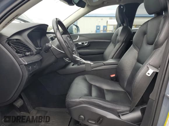 ✅ 2020 Volvo XC90 Momentum • VIN: YV4A221K5L1538974 • Lot: 89584165. Wystawiony na Copart z przebiegiem 84 938 mil. Bezpłatny archiwum sprzedaży aukcyjnych z USA i szczegółowy raport historii pojazdu na DreamBid. Zdjęcie 7.