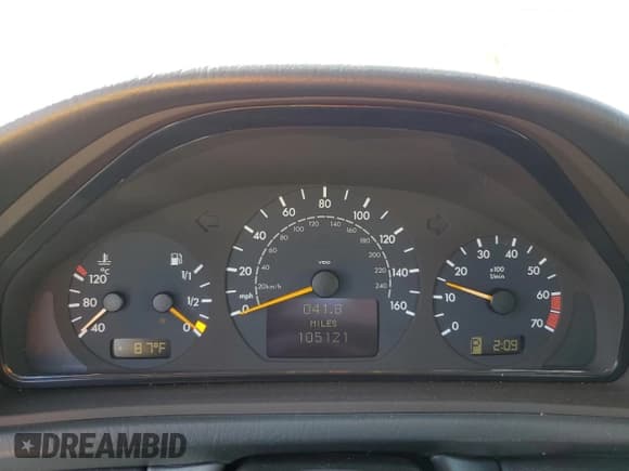 ✅ 2000 Mercedes-Benz CLK 320/430 • VIN: WDBLJ65G8YF122308 • Лот: 77449314. Опубликован ранее на Copart с пробегом 105 121 миль. Бесплатный доступ к архиву аукционных продаж из США и подробный отчёт об истории автомобиля на DreamBid. Изображение 9.