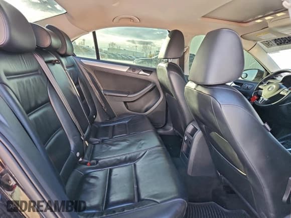 ✅ 2013 Volkswagen Jetta Hybrid • VIN: 3VW637AJ2DM287066 • Lot: 94932915. Wystawiony na Copart z przebiegiem 174 347 mil. Bezpłatny archiwum sprzedaży aukcyjnych z USA i szczegółowy raport historii pojazdu na DreamBid. Zdjęcie 10.