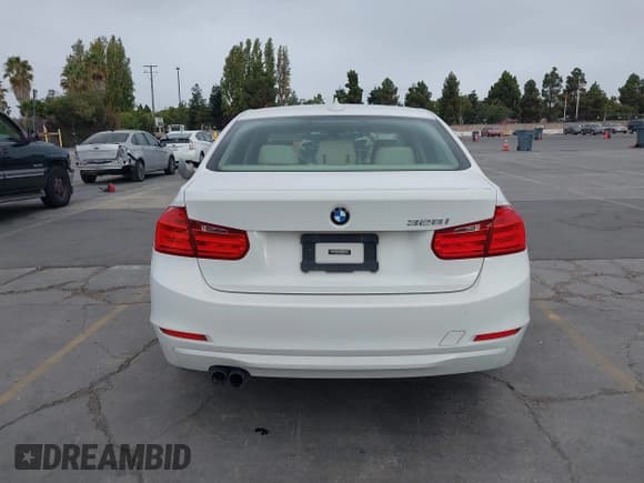 ✅ 2012 BMW 3 Series 328i • VIN: WBA3C1C54CF434437 • Lot: 43166796. Listed on IAAI with 117,579 mi. Free auction sales archive from the USA and detailed vehicle history report at DreamBid. Image 16.