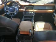 ✅ 2024 Land Rover Defender X-Dynamic SE • VIN: SALE2EEU7R2292636 • Lot: 89855695. Wystawiony na Copart z przebiegiem 21 899 mil. Bezpłatny archiwum sprzedaży aukcyjnych z USA i szczegółowy raport historii pojazdu na DreamBid. Zdjęcie 8.