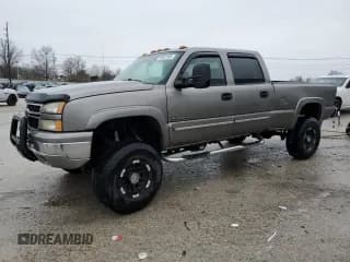✅ 2006 Chevrolet Silverado 1500HD LT2 • VIN: 1GCGK13U36F113489 • Лот: 86367064. Опубликован ранее на Copart с пробегом 276 288 миль. Бесплатный доступ к архиву аукционных продаж из США и подробный отчёт об истории автомобиля на DreamBid. Изображение 1.